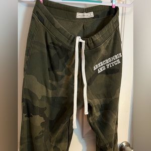 Abercrombie & Fitch camo sweatpant. Great condition. Like new. Size M